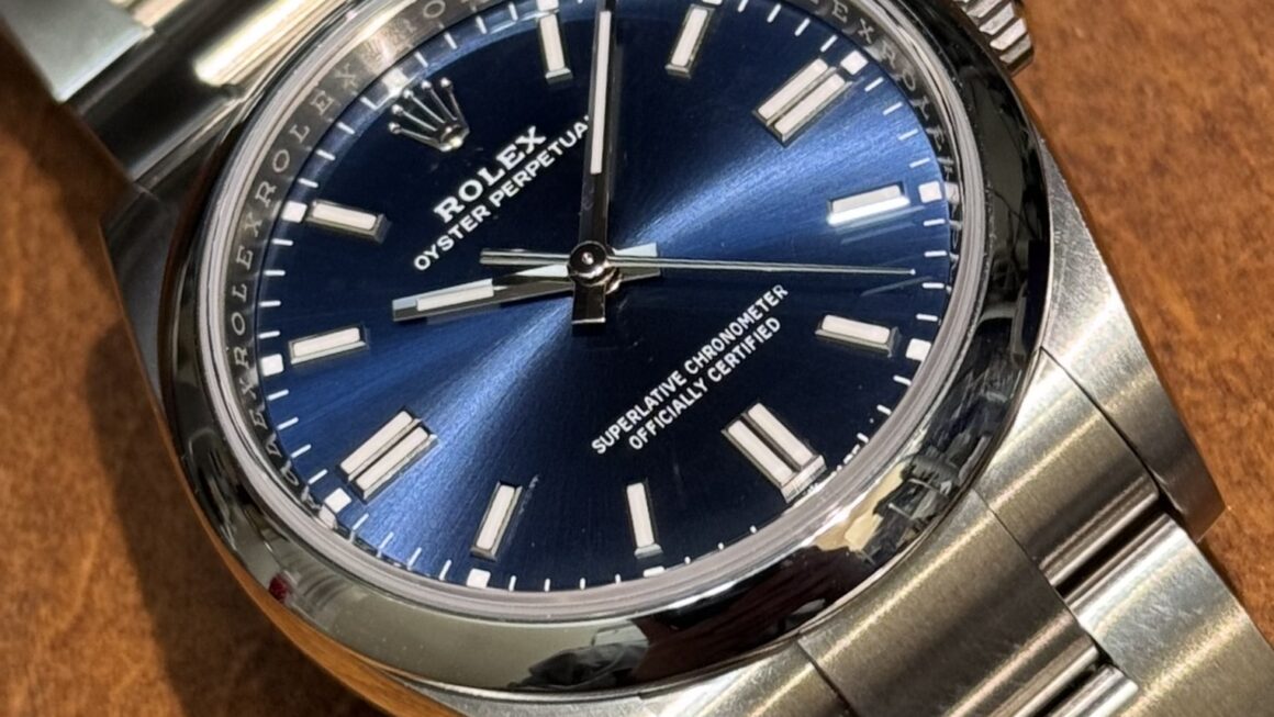 深みのあるブルーが、腕元に知性と洗練さを。Ref.126000