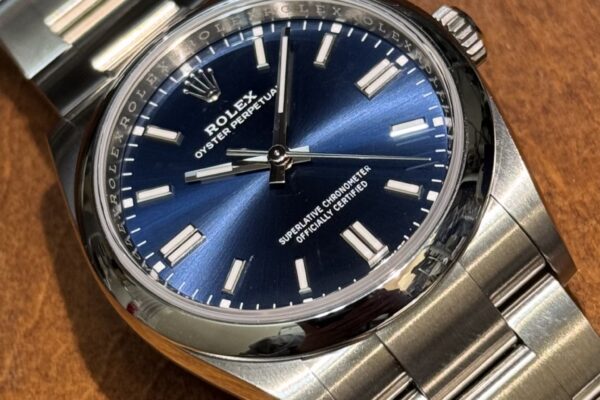 深みのあるブルーが、腕元に知性と洗練さを。Ref.126000