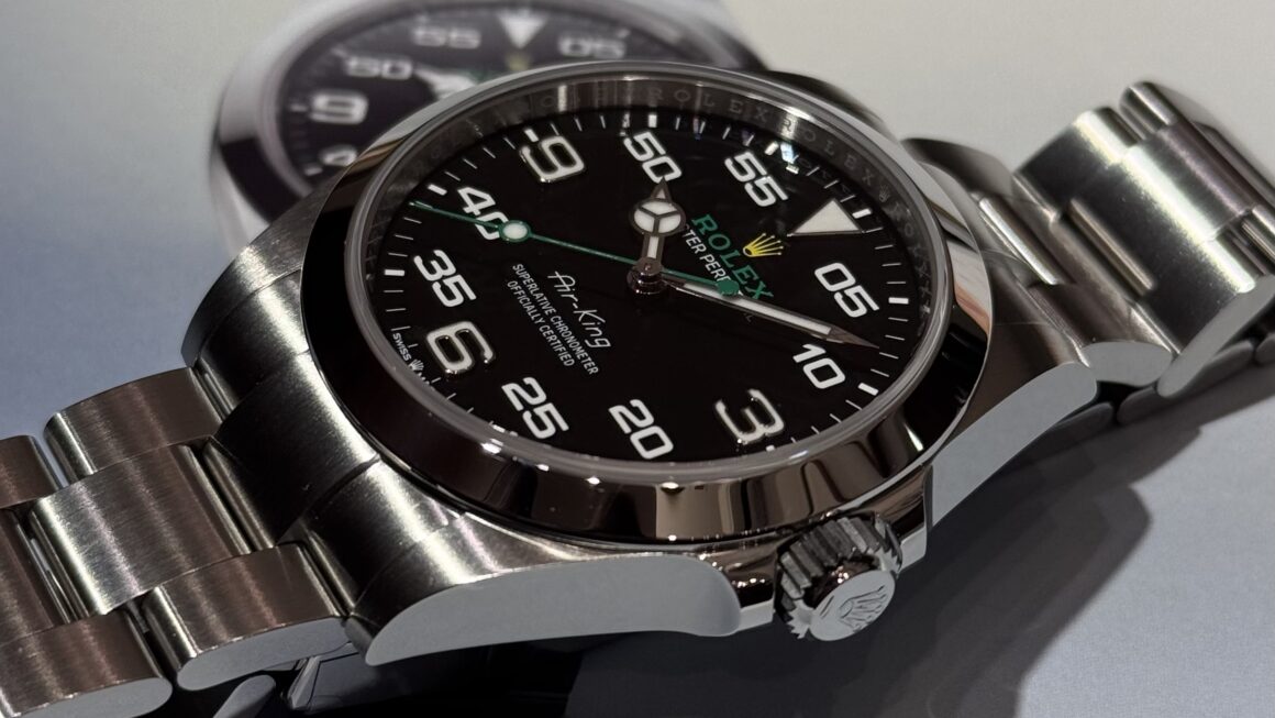 コーポレートカラーのロゴがアクセント！　Ref.126900