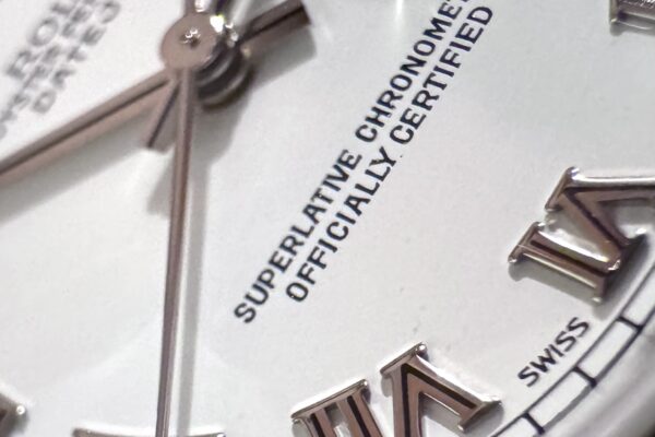 黒のラインが入った針とローマ数字　Ref.78274