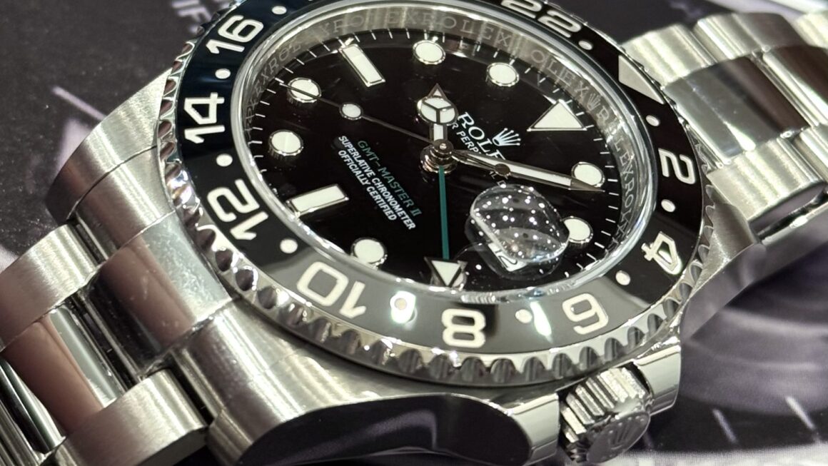 現行モデルにはないシックな黒ベゼル　Ref.116710LN