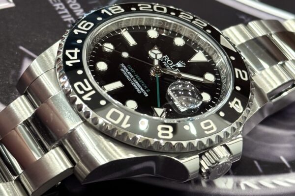 現行モデルにはないシックな黒ベゼル　Ref.116710LN