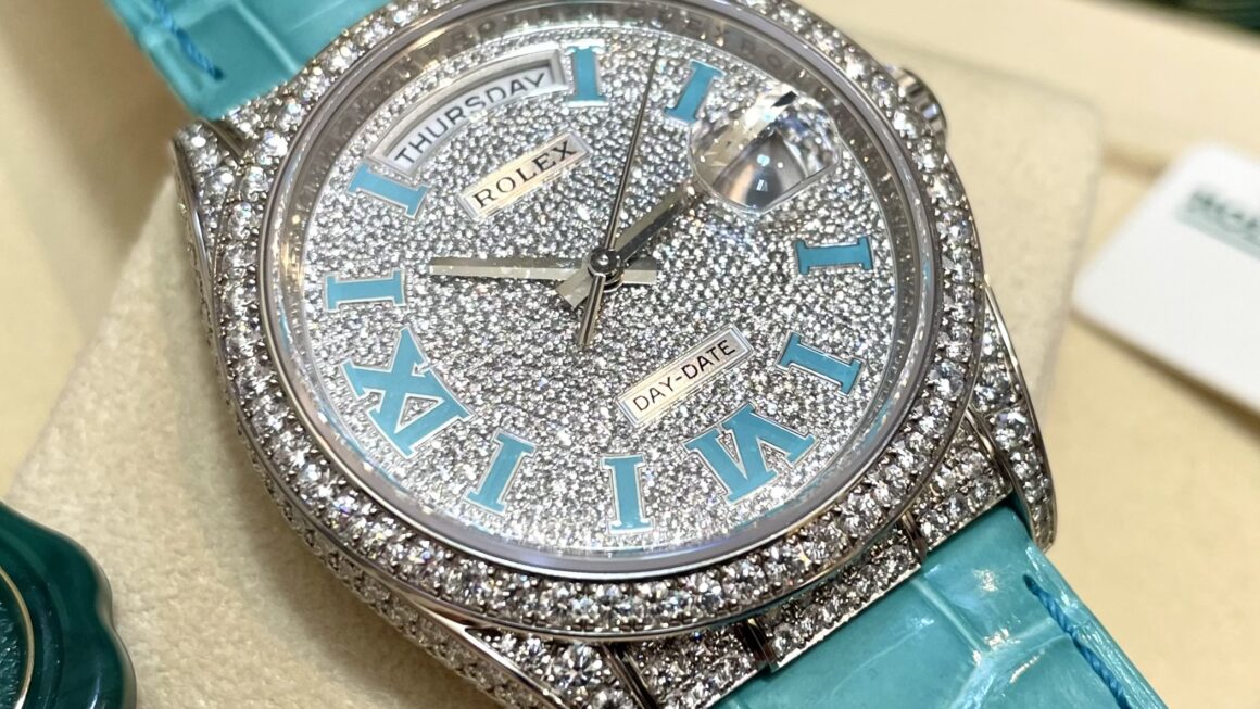 腕元が光輝くターコイズブルー　Ref.128159RBR