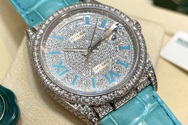 腕元が光輝くターコイズブルー　Ref.128159RBR