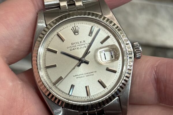 王冠が飛び出しているデベソバックル　Ref.1601/4