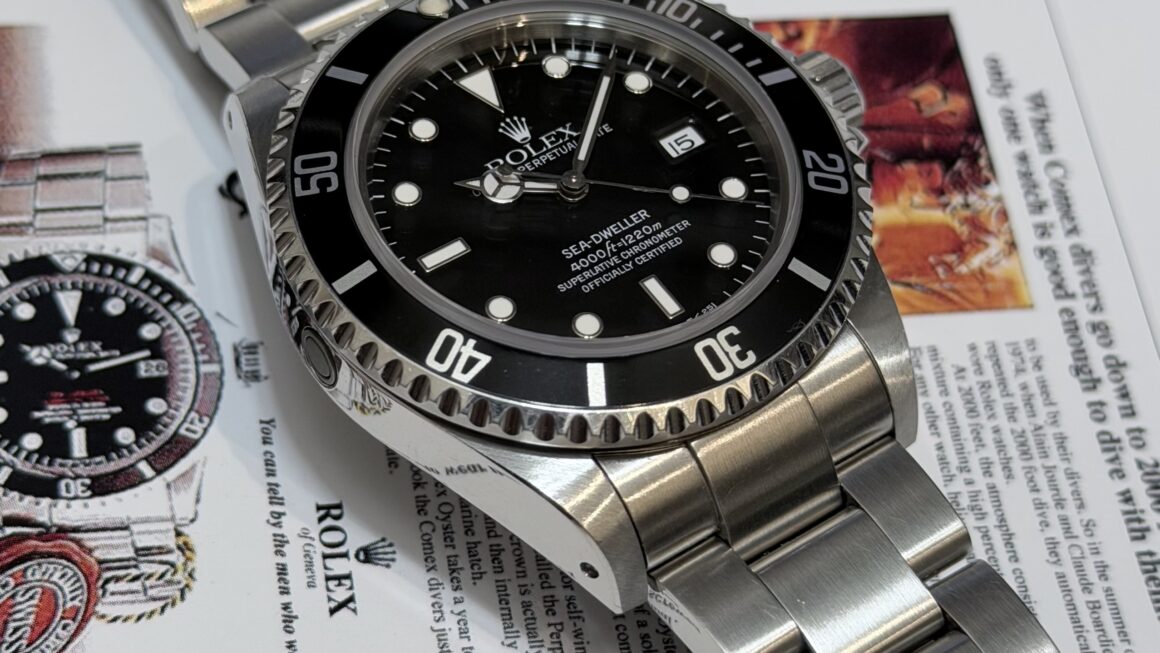 サイクロップレンズなしですっきりした印象に！　Ref.16600