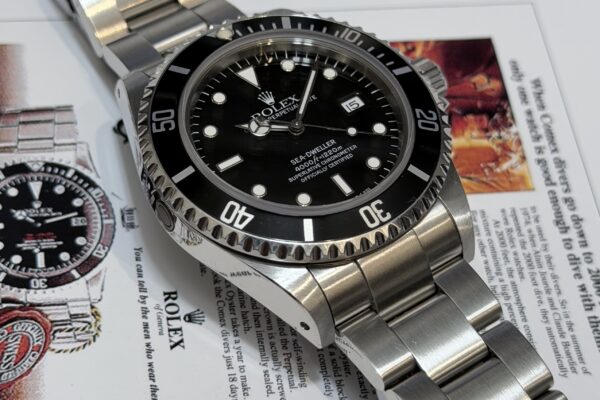 サイクロップレンズなしですっきりした印象に！　Ref.16600