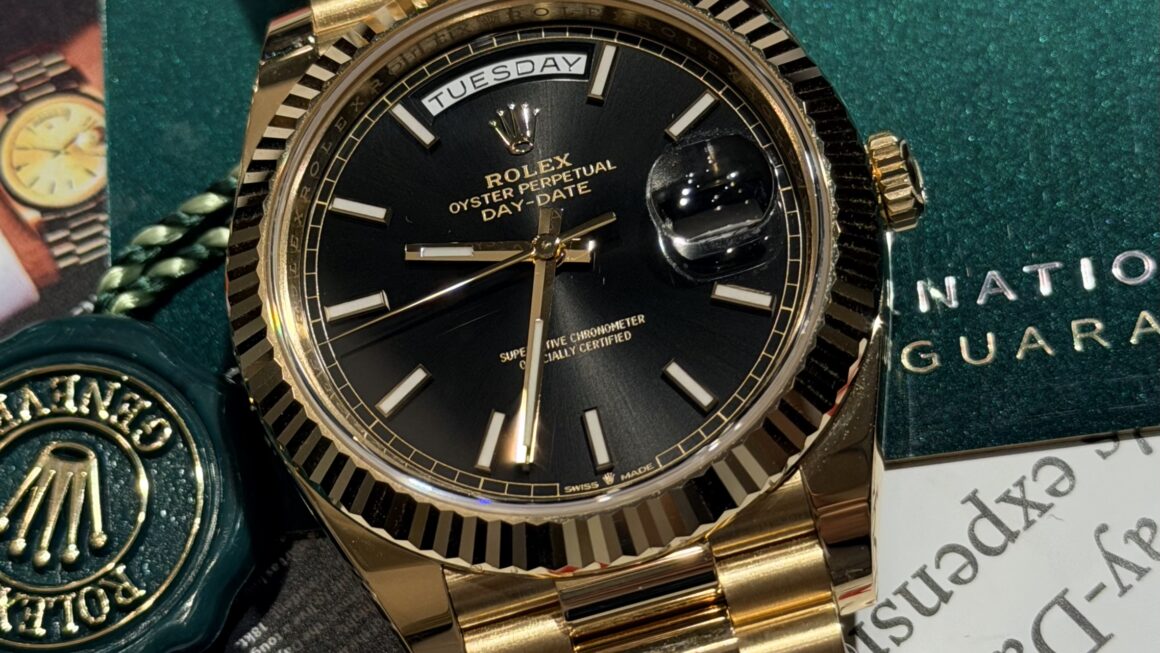 黄金と黒が描く、完成された美。Ref.228238