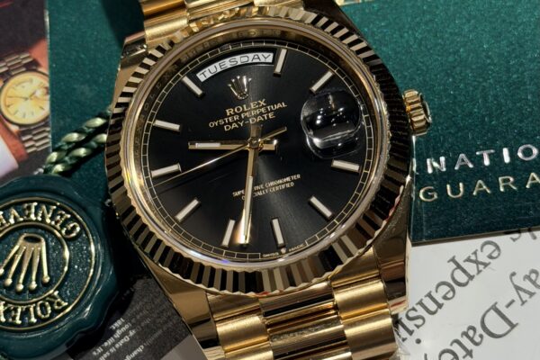 黄金と黒が描く、完成された美。Ref.228238