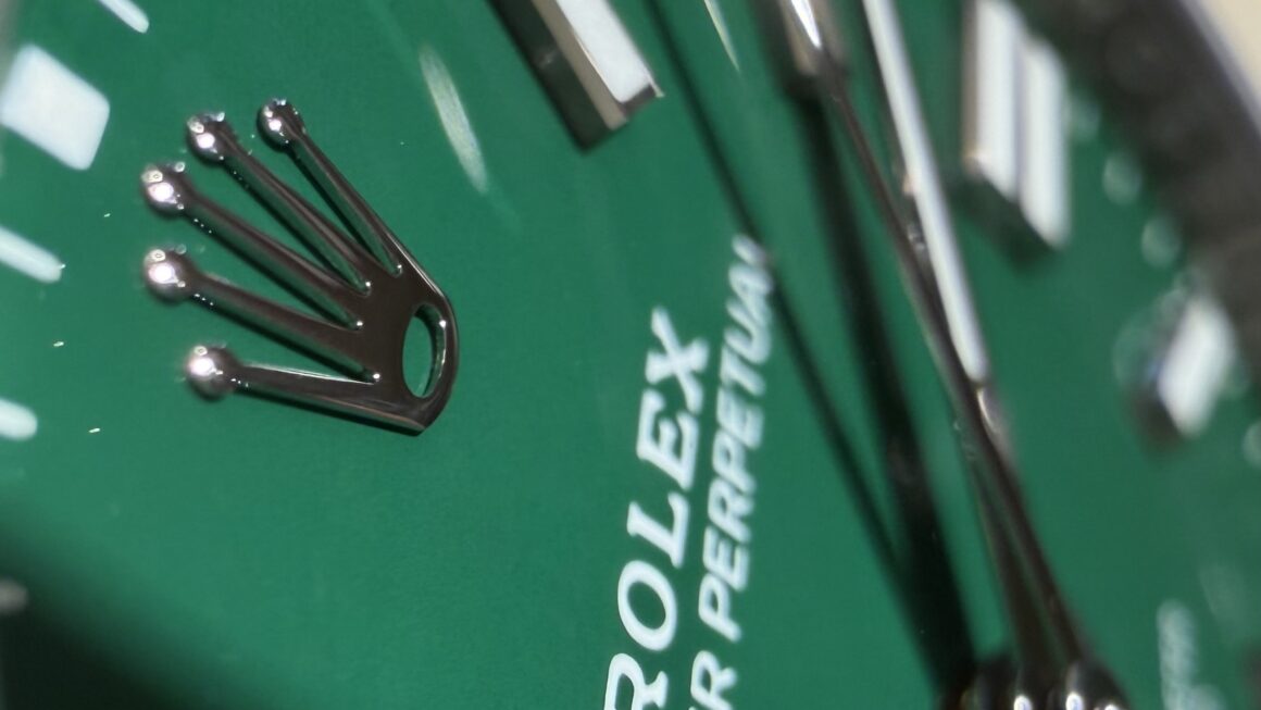 腕元が華やかに！　Ref.134300