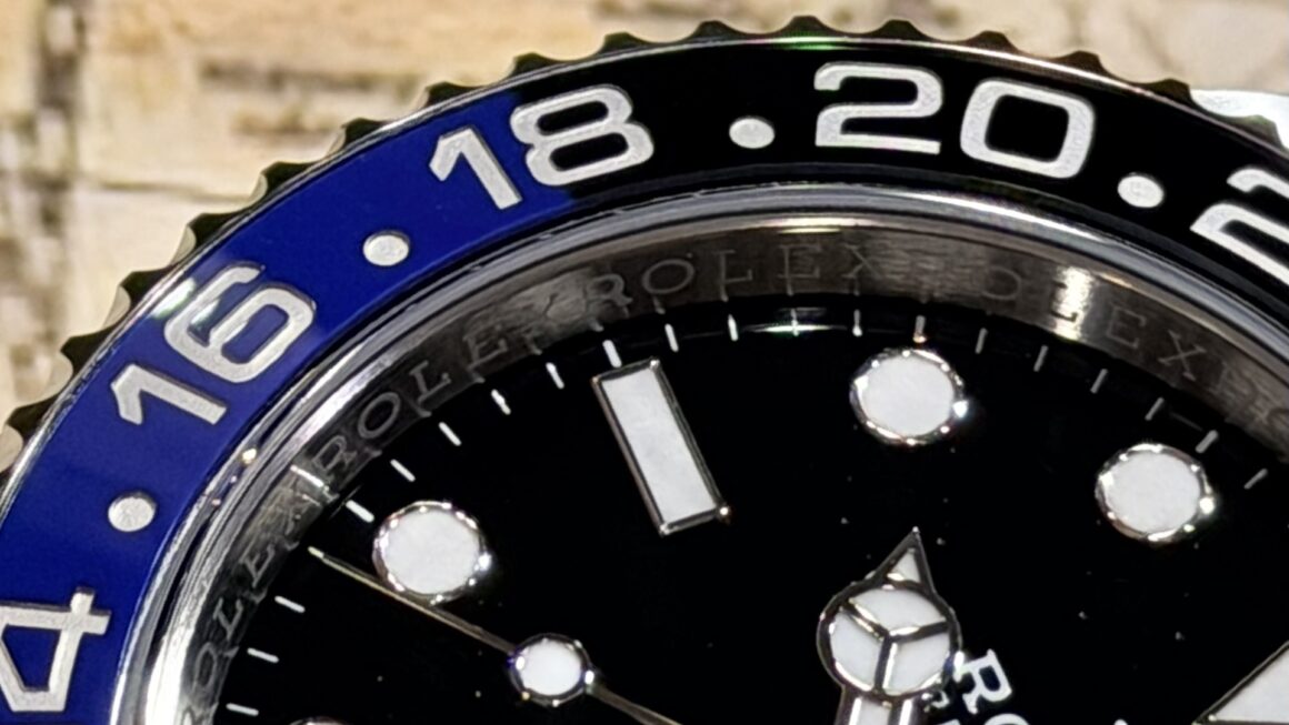 落ち着いた配色に映えるブレスレット　Ref.126710BLNR