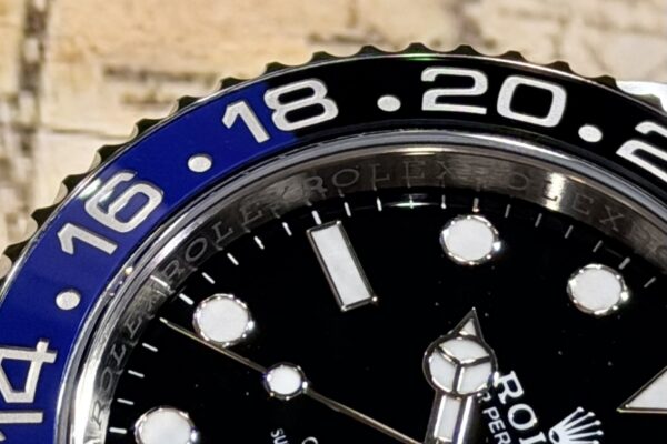 落ち着いた配色に映えるブレスレット　Ref.126710BLNR